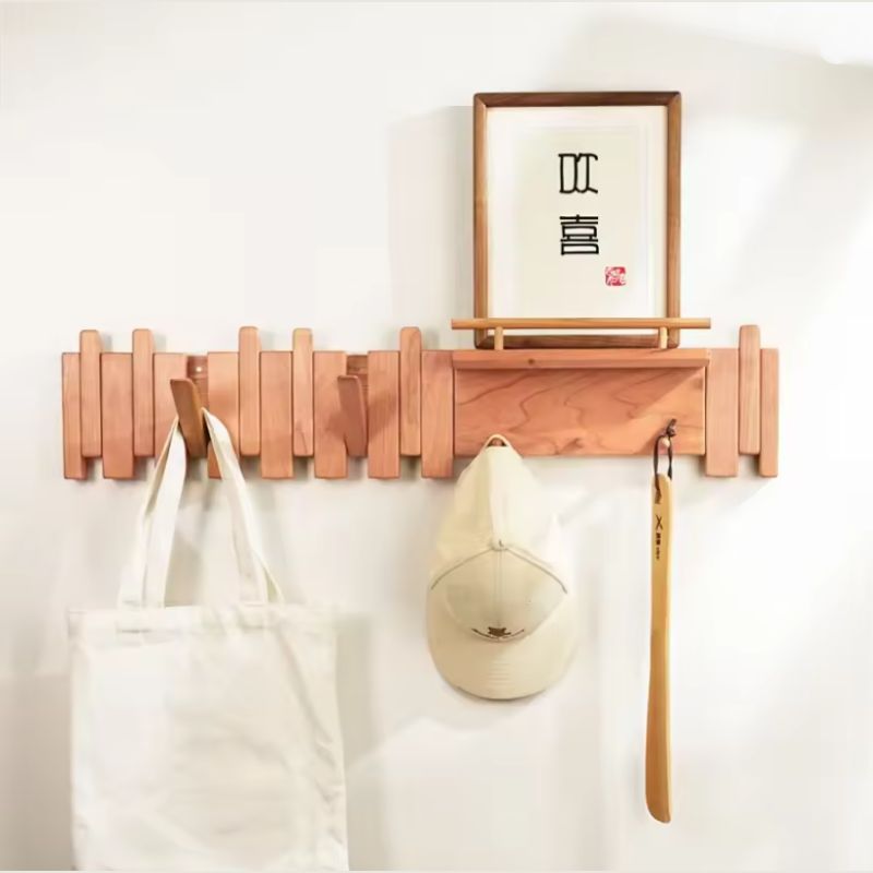 Perchero de madera maciza con forma de piano y estante