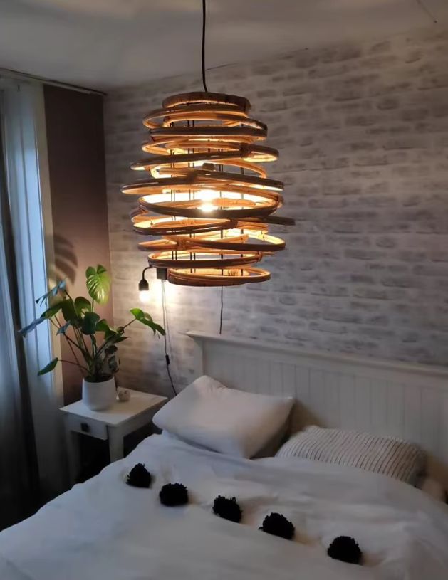 Lámpara colgante de mimbre tejida artesanalmente